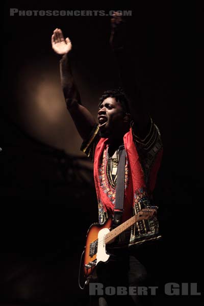 BLOC PARTY - 2009-08-28 - SAINT CLOUD - Domaine National - Scene de la Cascade - Rowland Kelechukwu Okereke